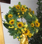 Trauerkranz in Dreipunktgarnitur mit Sonnenblumen